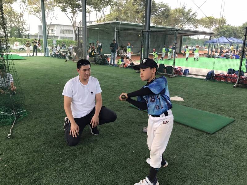 兄弟球星許基宏到場為小球員加油。（何信標提供）