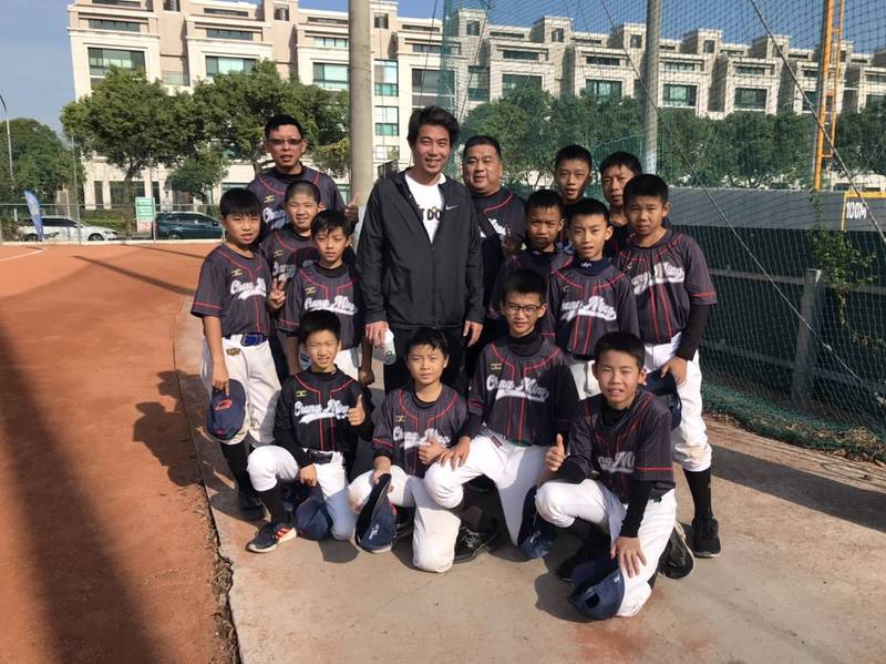 小球員開心與餅總合影。（何信標提供）