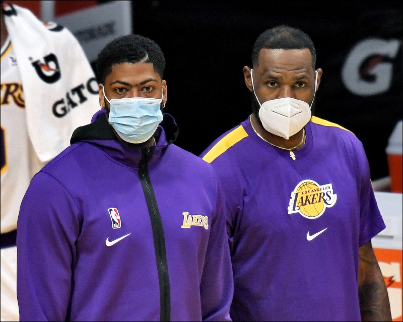 A.戴維斯（左）與詹姆斯（右）兩大主力休兵當觀眾。（法新社）