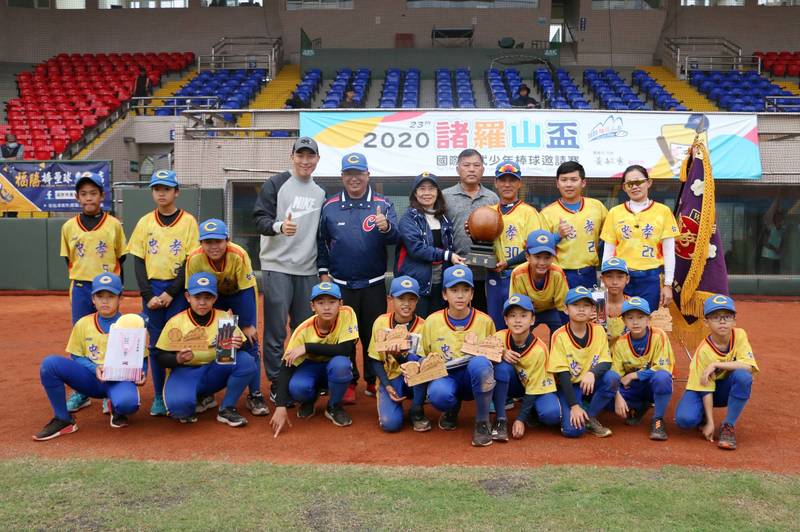 諸羅山盃高年級組冠軍台中忠孝國小與郭泓志合影。（學生棒聯提供）