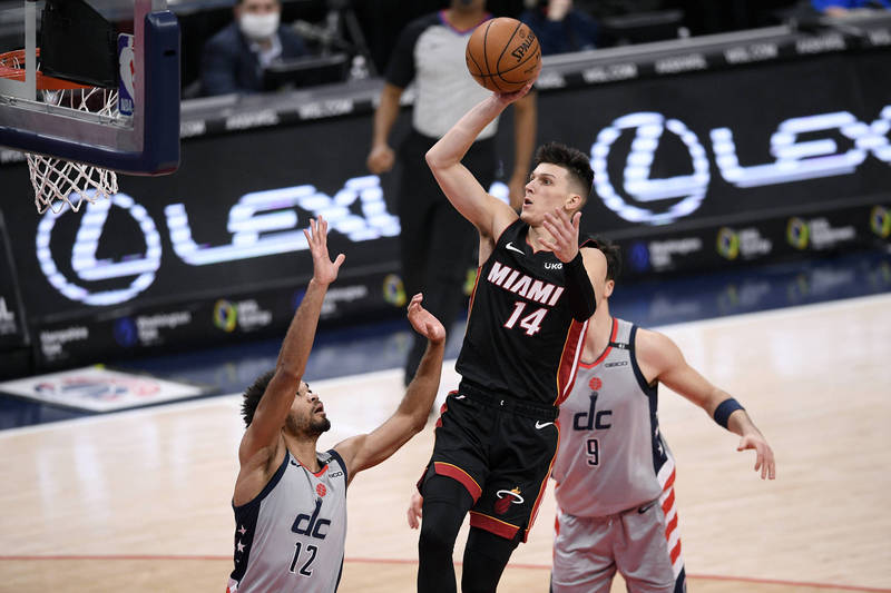 熱火赫爾羅（中）。（美聯社）