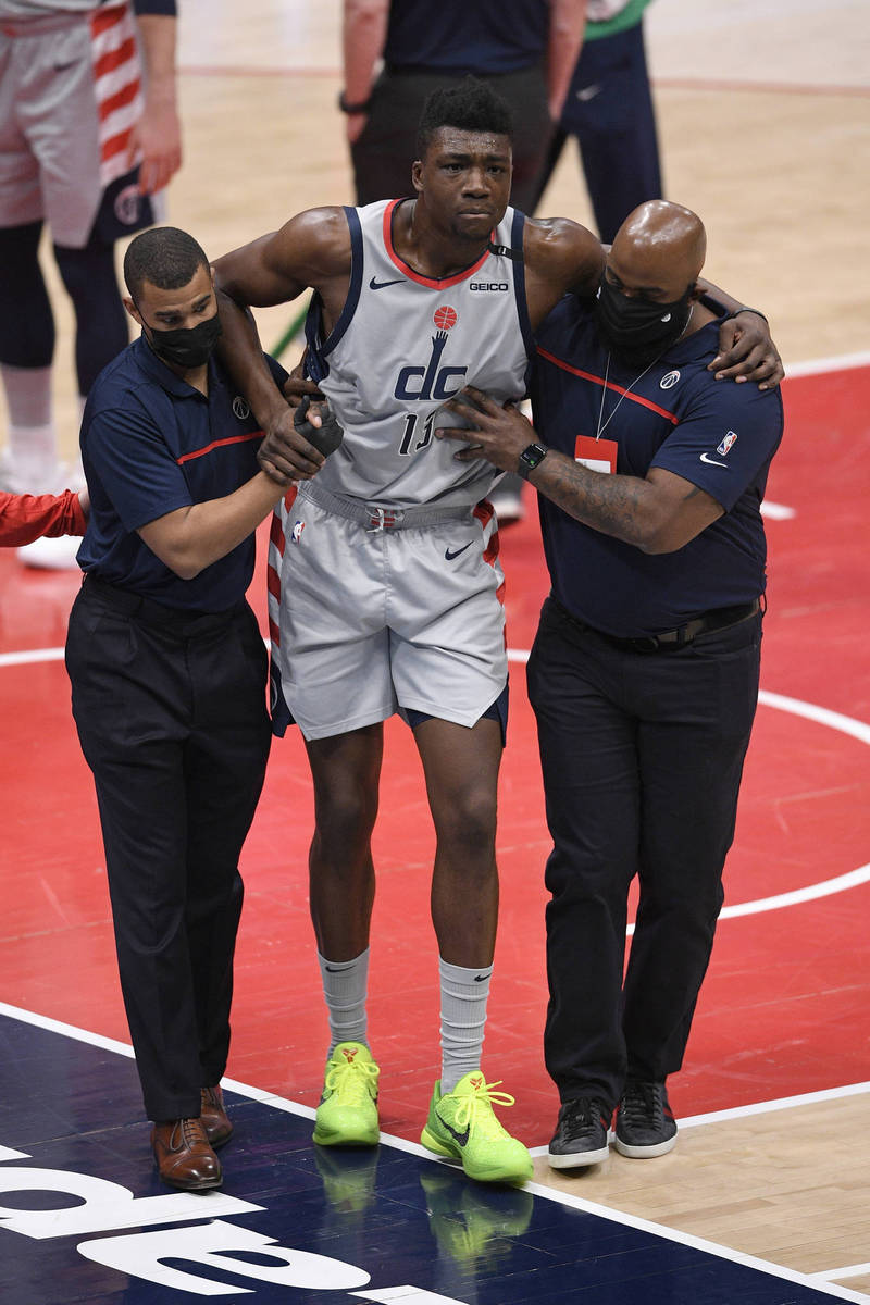 巫師先發中鋒T.布萊恩受傷退場。（法新社）