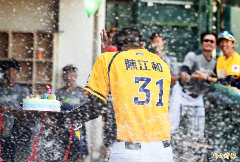 中職》陳江和39歲生日快樂  被全隊狂砸水球濕成一片