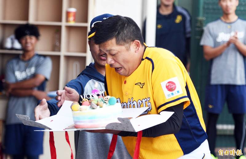 中職》陳江和39歲生日快樂  被全隊狂砸水球濕成一片