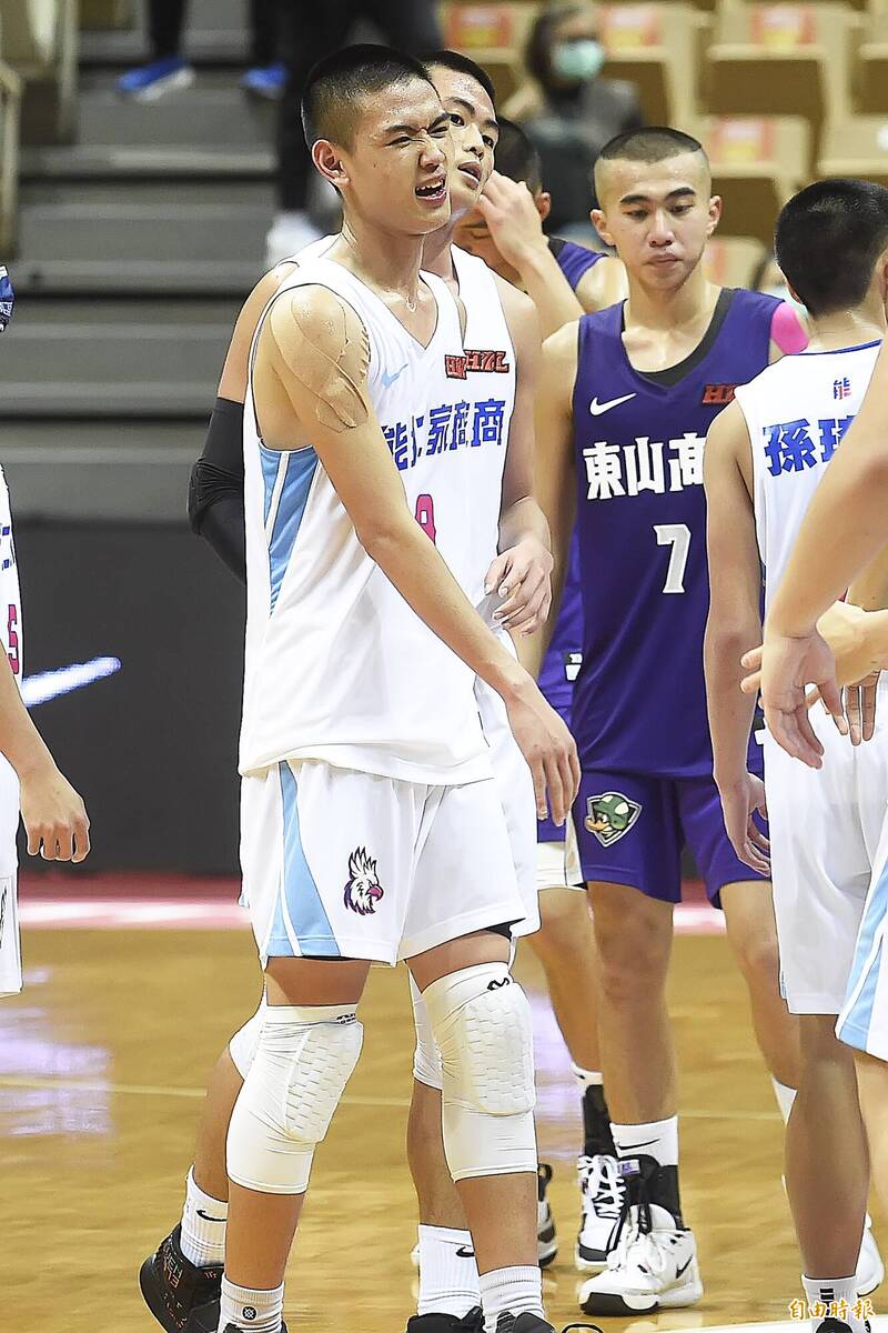 能仁家商林子桓與林子皓兩兄弟讓比賽二度延長，成功氣走東山高中。（記者陳志曲攝）