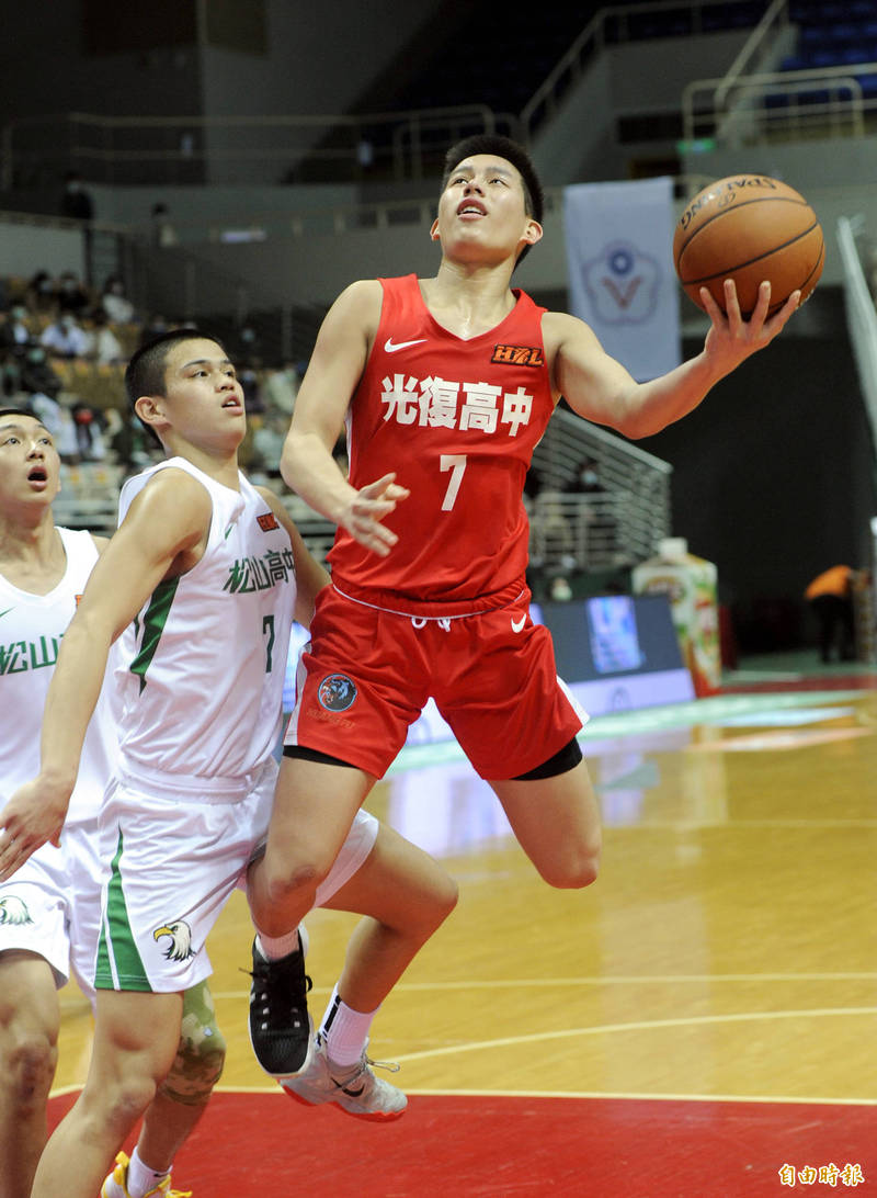 光復莊朝勝拉桿上籃得分。（記者林正堃攝）