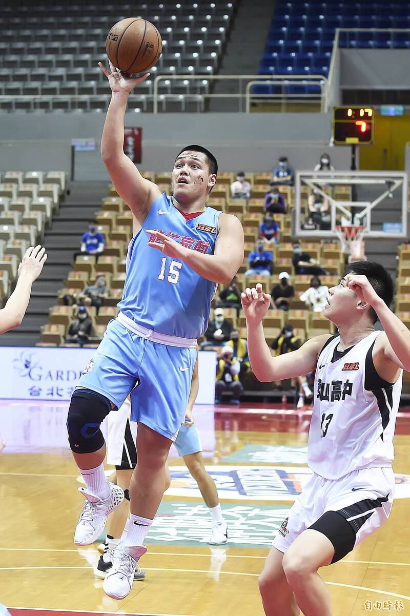 能仁家商史魯齊（左）攻下生涯次高的34分。（記者陳志曲攝）