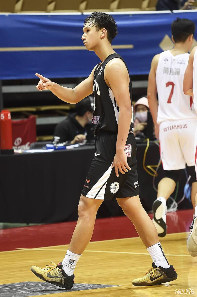 蘇文儒在正規賽結束前27.5秒投進追平分，延長賽再於37秒投進致勝拋投，率領義守贏球。（記者陳志曲攝）