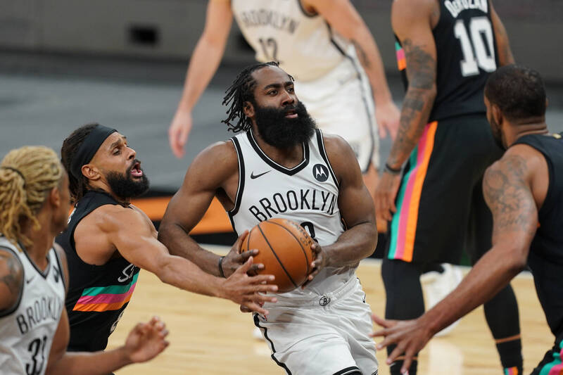 哈登繳出30分、15助攻、14籃板和0失誤的超狂大三元數據，成為NBA史上首位達成這項壯舉的球員。（今日美國）