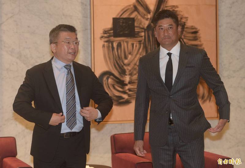 中華職棒大聯盟會長蔡其昌（左）3日拜會中華民國棒球協會理事長辜仲諒（右）。（記者張嘉明攝）
