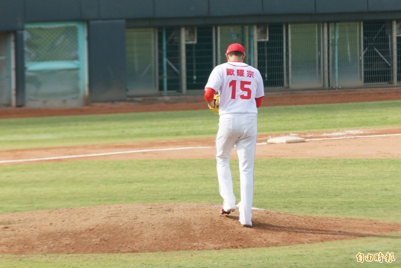 上月底歐耀宗在自辦熱身賽登板投球，這一刻他等了近900天。（譚學硯提供）