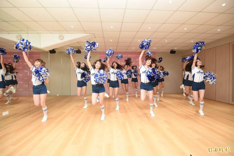 富邦悍將專屬啦啦隊「Fubon Angels」。（記者塗建榮攝）