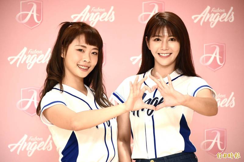 啦啦隊長卡卡（左）、副隊長東東（右）。（記者塗建榮攝）