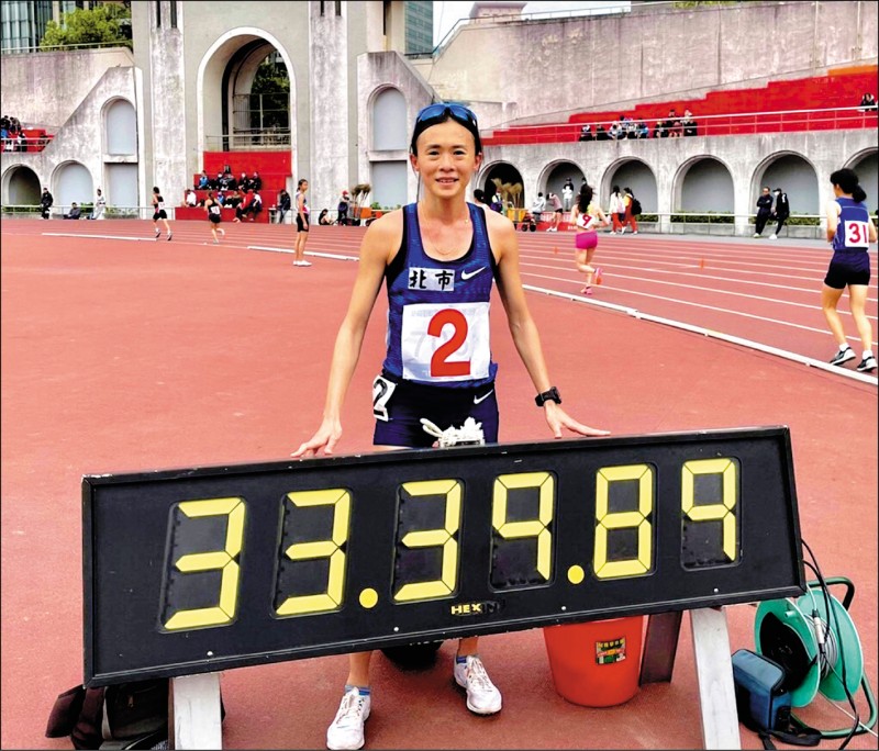 33歲長跑好手謝千鶴昨在110年新北市全國青年盃田徑公開賽女子1萬公尺決賽，以33分39秒89打破曹純玉在去年全國錦標賽締造的全國紀錄33分54秒81。（圖：謝千鶴提供）