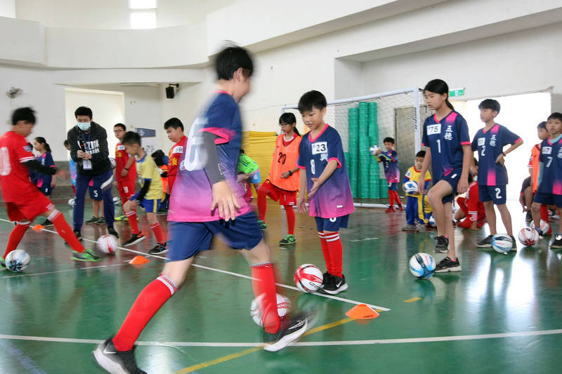 小選手認真投入訓練過程。（迷你足協提供）