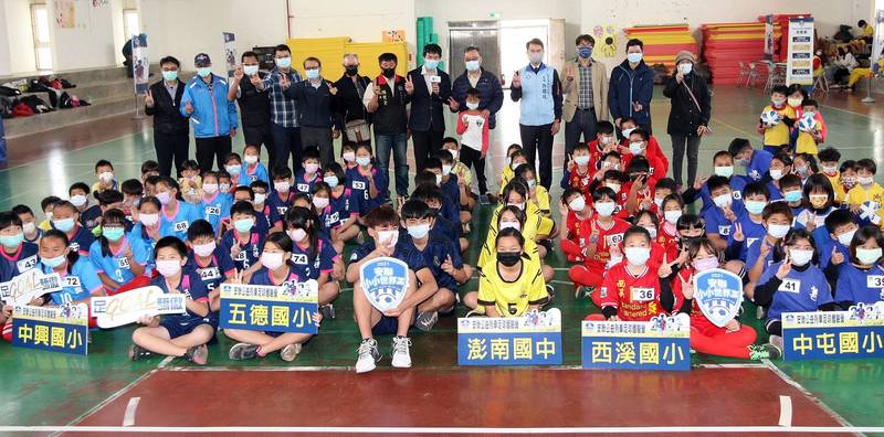 澎湖縣縣長賴峰偉率領市府團隊與小選手合影。（迷你足協提供）