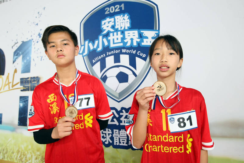 特別為公益列車活動打造的木製獎牌。（迷你足協提供）