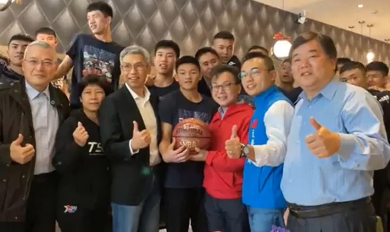 立委鄭正鈐（右三）因和立委洪孟楷（右二）對賭賭輸，今天請泰山高中籃球隊員吃牛排，而冠軍賽MVP徐宏瑋（右四）回贈隊員簽名球。（擷取自鄭正鈐臉書直播）