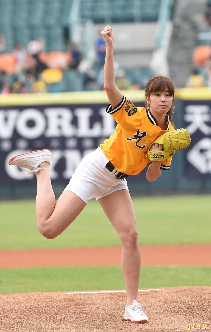稻村亞美曾來台為兄弟開球。（資料照，記者劉信德攝）
