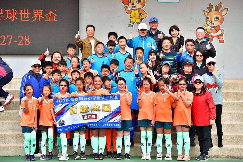 馬祖仁愛國小男女組雙雙晉級。（迷你足球協會提供）