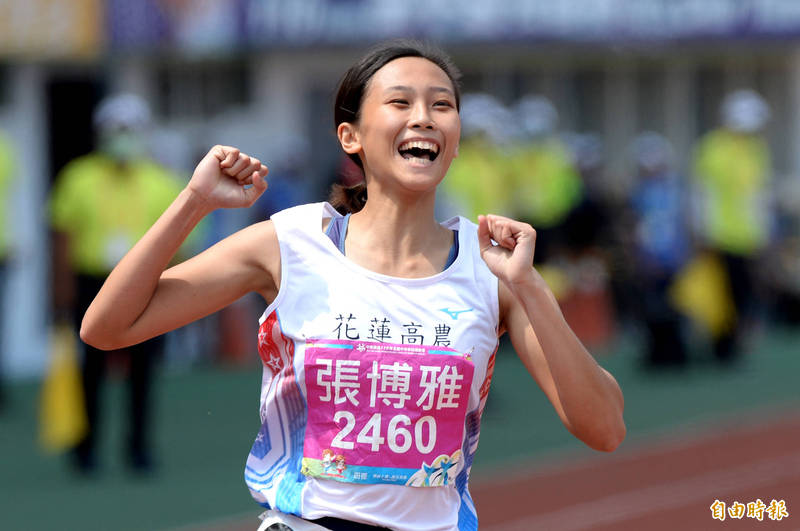 張博雅在高女組100公尺決賽打破大會26年紀錄摘下金牌。（記者林正堃攝）