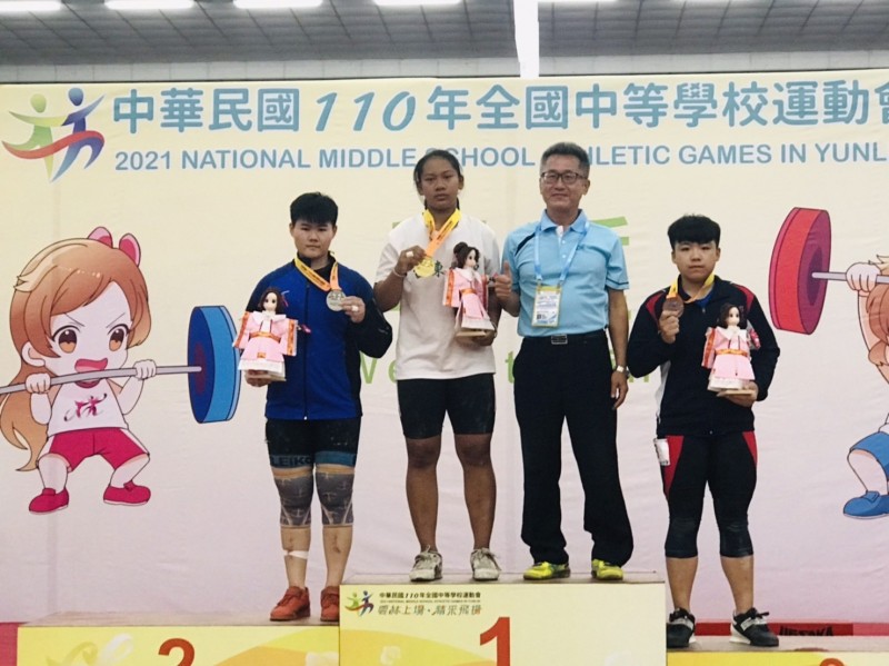 台東體中丁欣薇（左2）在高女舉重71公斤級競賽，抓舉、挺舉及總和等三項都創大會紀錄，並以總和200公斤舉出金牌。（台東縣府提供）