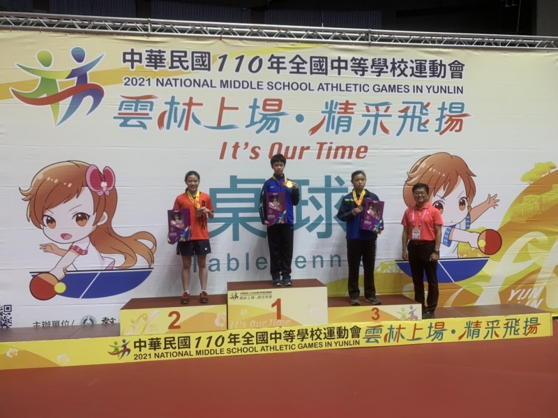海山高中小將鄭樸璿（中），連兩年奪下國女單打金牌。（松商誠正團隊提供）