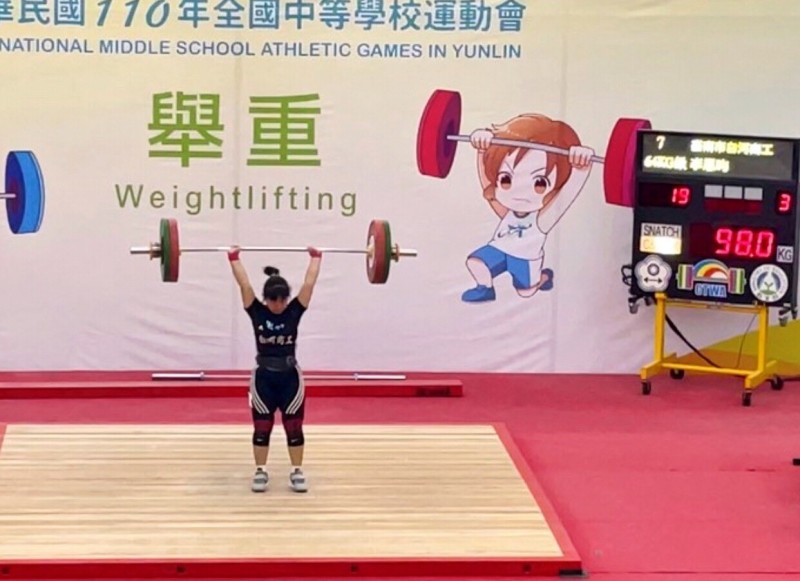 台南市白河商工李恩昀在舉重高女組64公斤級賽事，以挺舉98公斤創大會紀錄，並打破全國青少女紀錄，總和173公斤奪金。（台南市體育處提供）