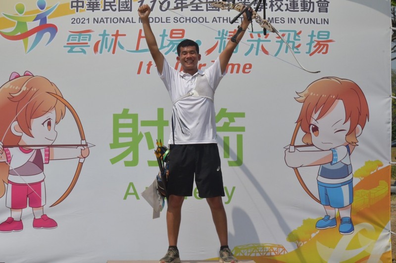明德高中二年級傅詩貴拿下射箭高男組金牌。（教練劉展明提供）