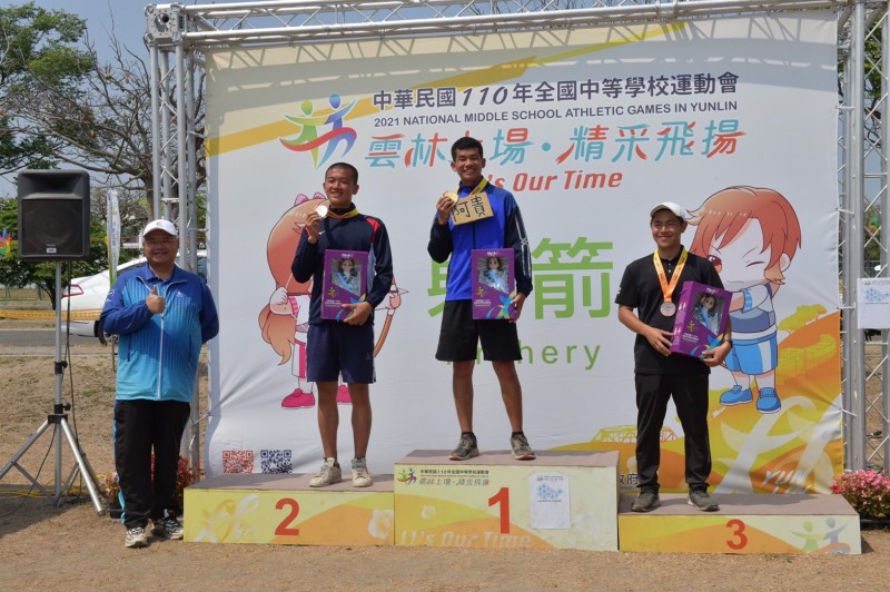 明德高中二年級傅詩貴拿下射箭高男組金牌。（教練劉展明提供）