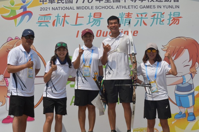 明德高中二年級傅詩貴拿下射箭高男組金牌，左一為教練劉展明、右一為教練林芳瑜。（教練劉展明提供）