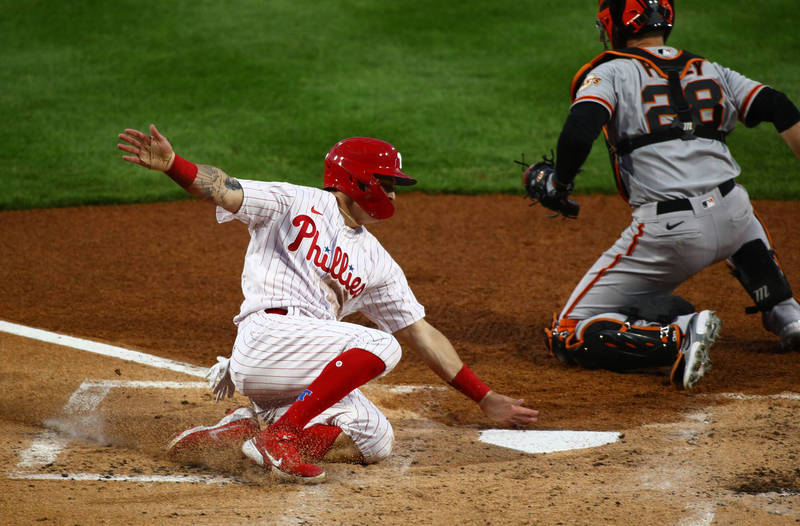 莫尼亞克敲安後靠著隊友的安打跑回本壘。（USA TODAY Sports）