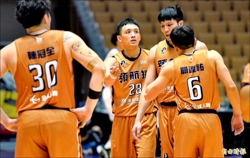 領航猿本土一哥施晉堯（中）首戰低迷，今天G2是否能回神將扮演勝負關鍵。（資料照，記者林正堃攝）