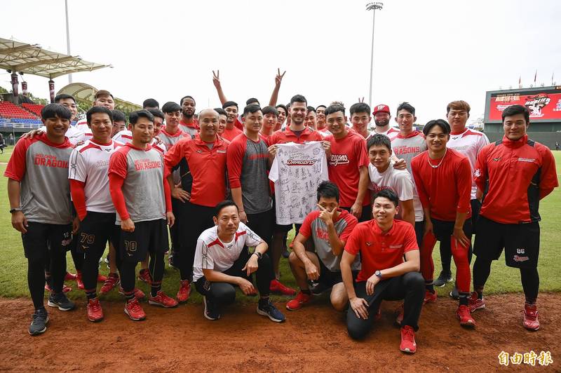 味全龍投手布里悍即將離台，隊友送上簽名T恤。（記者陳志曲攝）