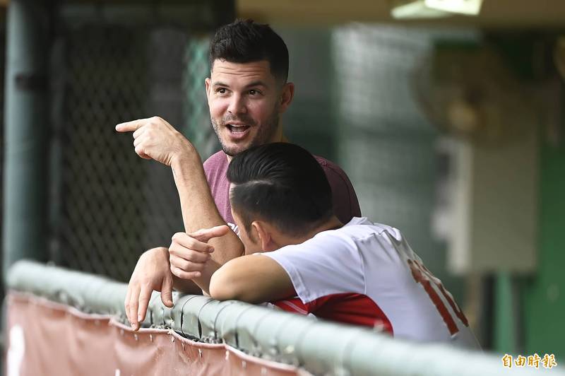 味全龍投手布里悍（左）即將完成在中職的最後一場賽事。（記者陳志曲攝）