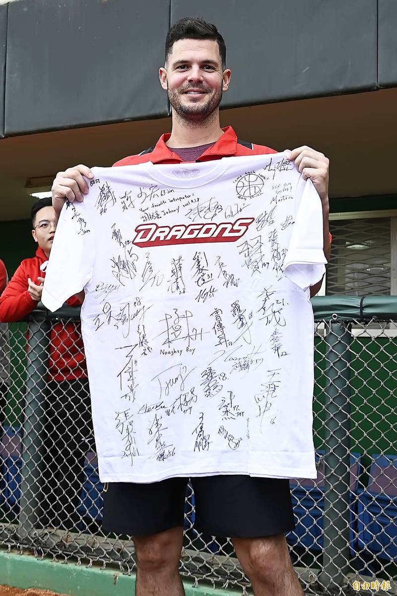 味全龍投手布里悍即將離台，隊友送上簽名T恤。（記者陳志曲攝）