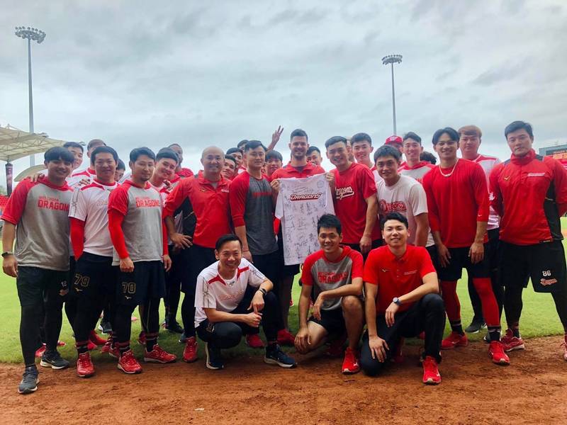 味全龍送給布里悍一件全隊的簽名球衣。（取自球團臉書）