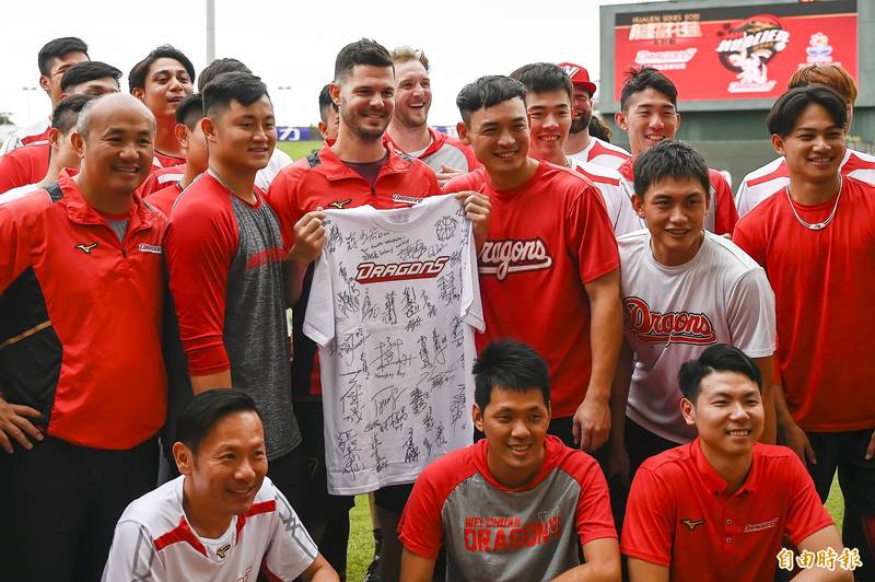 味全龍投手布里悍即將離台，隊友送上簽名T恤。（記者陳志曲攝）