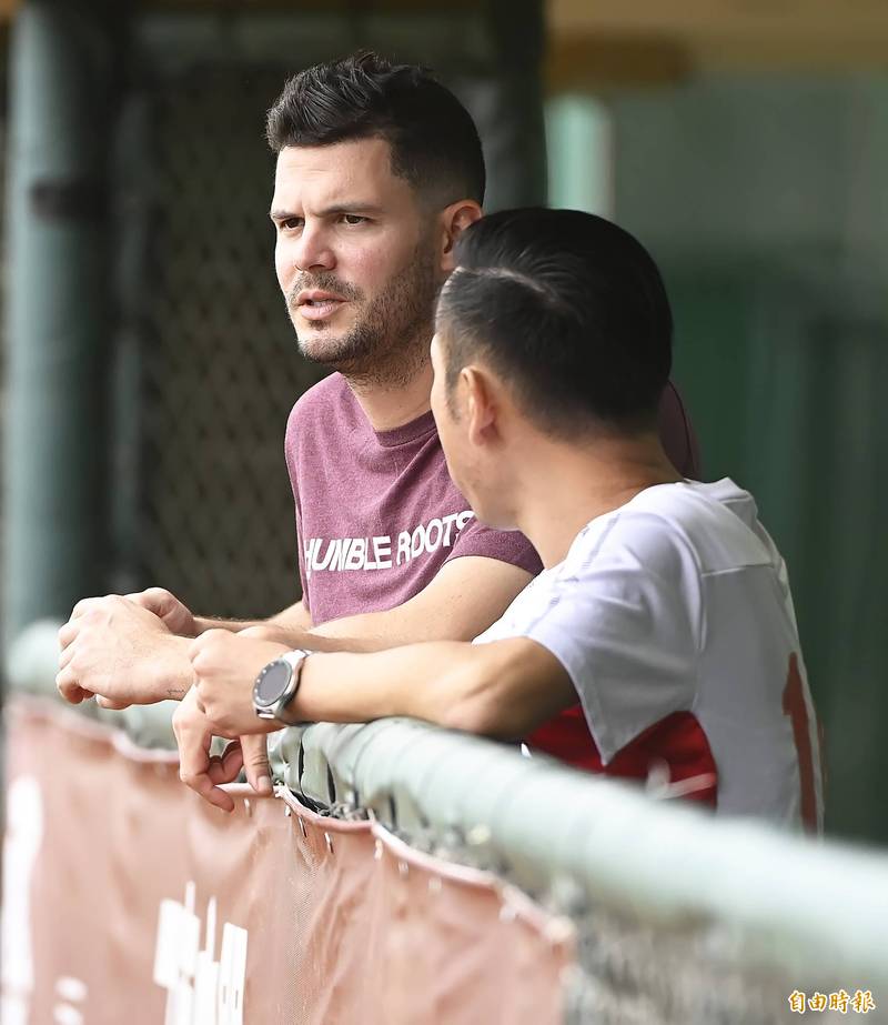 味全龍投手布里悍（左）即將完成在中職的最後一場賽事。（記者陳志曲攝）