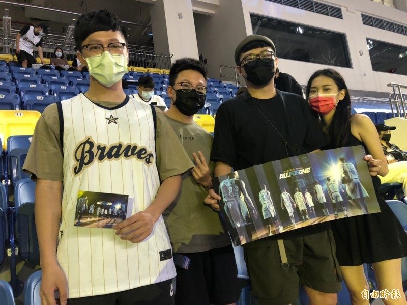冉子益（左二）和友人一同進場看球。（記者粘藐云攝）