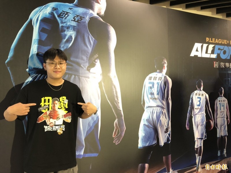 田壘球迷周仕敏。（記者粘藐云攝）