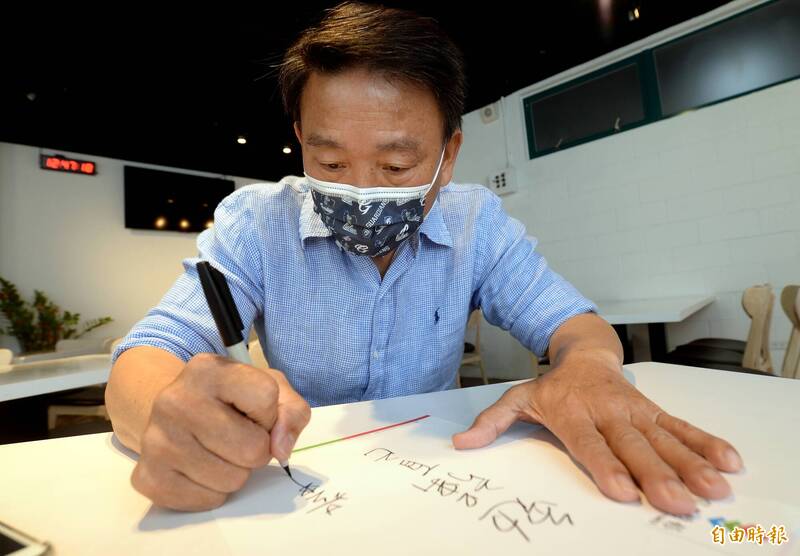 洪一中以「勉強自己」當做座右銘。（記者林正堃欇）