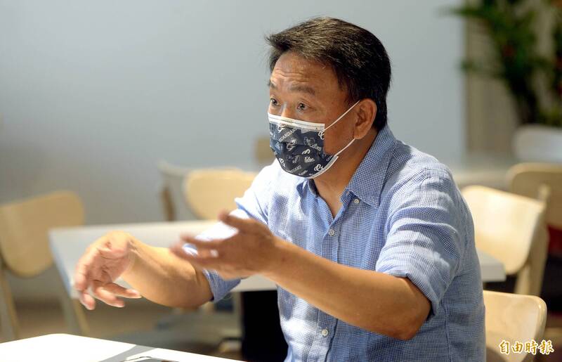 洪一中以「勉強自己」當做座右銘。（記者林正堃欇）