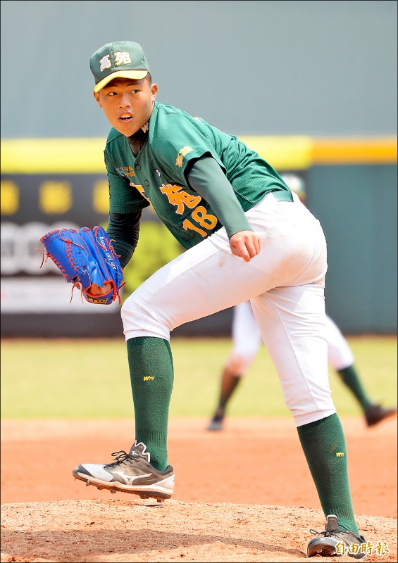 高雄市左投辛俊昇完封7局，飆出10次三振。（記者林正堃攝）