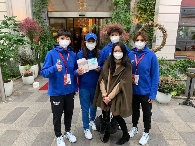 在奧地利留學的台灣學生聯繫錢薇娟，送上奧地利規定的口罩。（取自錢薇娟FB）