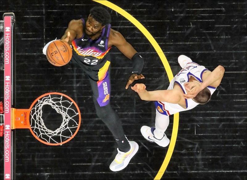 艾頓（左）在禁區帶給約基奇極大困擾。（資料照）