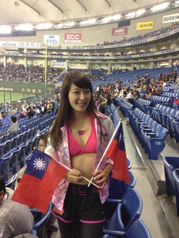 世棒經典賽中華對古巴之戰，賈永婕在東京巨蛋穿比基尼、拿國旗加油。（摘自賈永婕臉書）