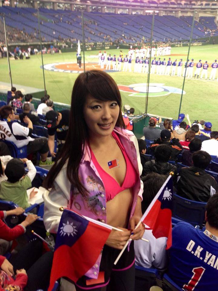 世棒經典賽中華對古巴之戰，賈永婕在東京巨蛋穿比基尼、拿國旗加油。（摘自賈永婕臉書）