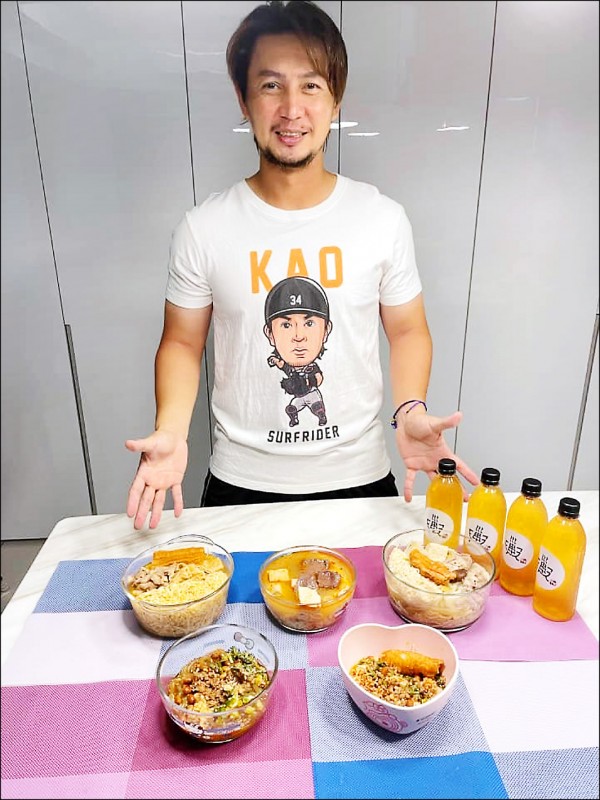 高志綱時常在臉書分享外帶美食及自製料理，架式十足。（高志綱提供）