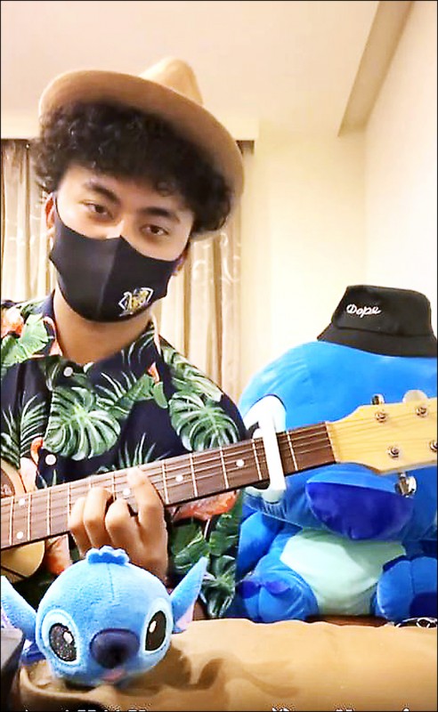 兄弟投手余謙大秀自彈自唱好技藝，還錄製「余謙好聲音」放上IG和球迷分享。（取自余謙IG）